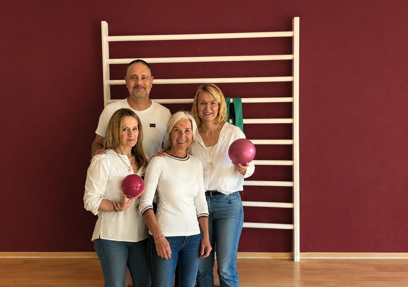 Das vierköpfige Team der Praxis Sonnenreich vor einer Sprossenwand im Behandlungsraum