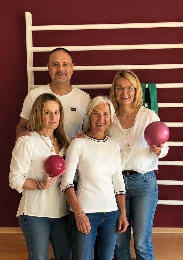 Das vierköpfige Team der Praxis Sonnenreich vor einer Sprossenwand im Behandlungsraum